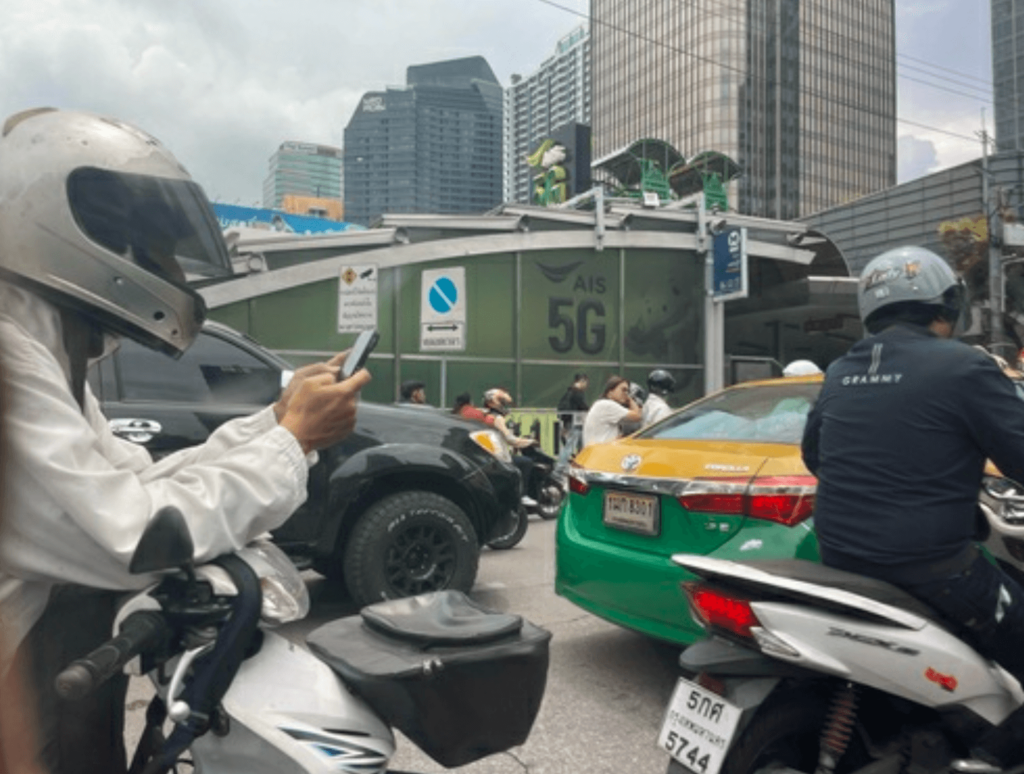 バンコク市街(平日11時ごろ)携帯をいじる時間がある程渋滞時は車が動きません。